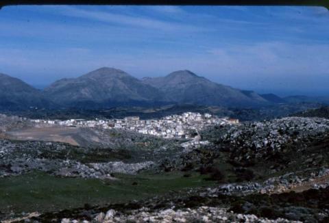 Το χωριό των Ανωγείων από μακρυά και στο φόντο το βουνό τοτ Ψηλορείτη