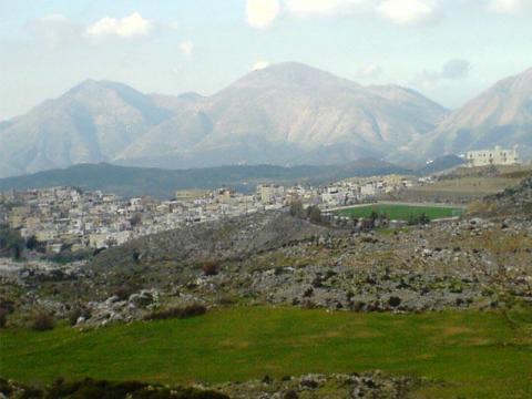 Πανοραμική φωτογραφία με τα Ανώγεια και στο βάθος το βουνό του ψηλορείτη