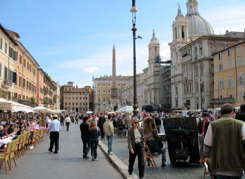 Η piazza navona γεμάτη κόσμο που κάθετε στα εστιατόρια και ψωνίζει σε πλανόδιους πωλητές