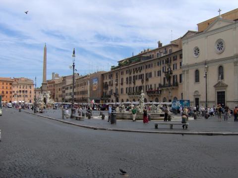 Η Piazza Navona με αρκετό κόσμο και στο φόντο τα κτήρια του ανατολικού τμήματος της πλατείας