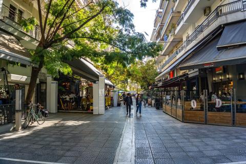 Κοσμος και καφετέριες στον πεζόδρομο της Κατερίνης αξιοθέατα