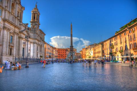 Κόσμος περπατάει στη Piazza Navona σε μια ηλιόλουστη μέρα