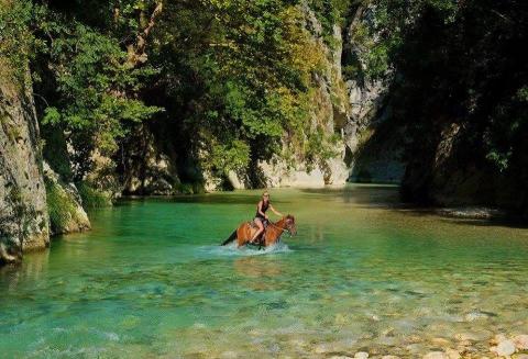 Μία γυναίκα ιππευει ένα άλογο στον ποταμό Αχέρωντα