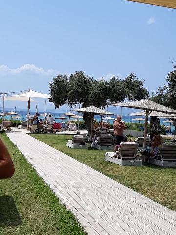 Τμήμα του beach bar στην παραλία Καστάνη στη Σκόπελο