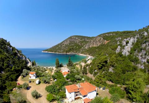 Πανοραμική άποψη του κόλπου που φιλοξενεί την Παραλία Λιμνονάρι στη Σκόπελο skopelos paralies