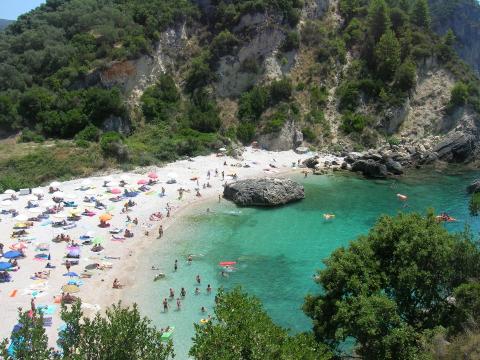 Πάργα Παραλία Πίσω Κρυονέρι, κόσμος που απόλαμβάνει το μπάνιο του στη γεμάτη παραλία παργα παραλιεσ