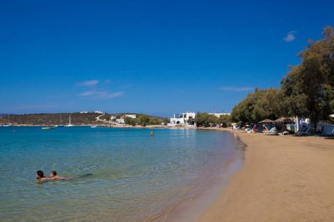 Η αμμουδιά και το τιρκουάζ νερό την παραλία Αλυκή παροσ παραλιες