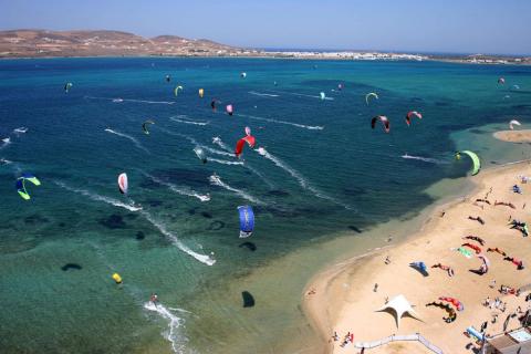 Άνθρωποι κάνουν kitesurfing στην παραλια πούντα παροσ παραλιες