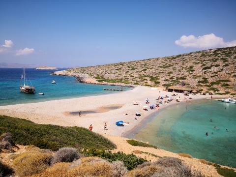 Κόσμος στην ακρογιαλιά και ένα καραβάκι στην παραία στο νησάκι Κουνούπες αστυπαλαια παραλιεσ