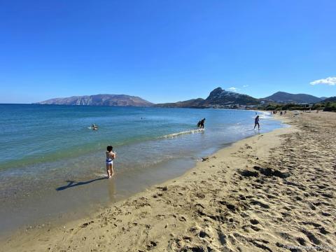 Η παραλία Μώλος και στο βάθος η χώρα σκυροσ παραλιεσ