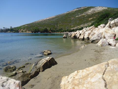 Ένα τμήμα της παραλίας Άγιος Φωκάς σκυροσ παραλιεσ