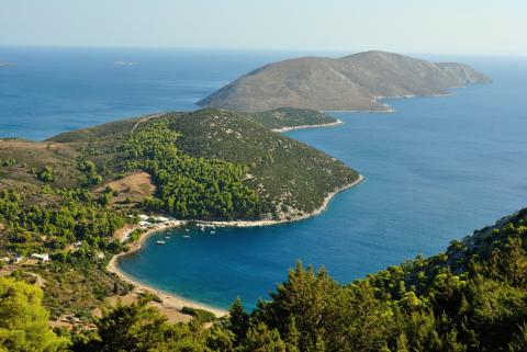 Πανοραμική φωτογραφία της παραλίας Πεύκος σκυροσ παραλιεσ