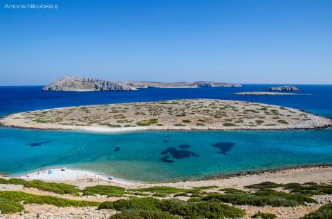 Αεροφωτογραφία της παραλίας κουτσομύτη στο ομώνυμο νησάκι στην αστυπαλαια παραλιεσ