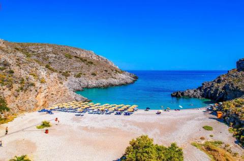 Η παραλία Χαλκός και στο φόντο η γαλάζια θάλασσα κυθηρα παραλιεσ