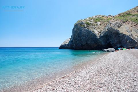 Η παραλία Φυρή Άμμος άδεια από κόσμο