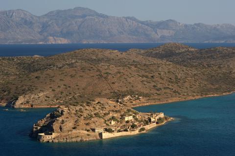 Αεροφωτογραφία με τη Σπιναλόγκα το νησί των λεπρών spinaloga