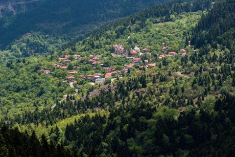 Παλιό μικρο χωριο ανάμεσα στην πυκνή βλάστηση