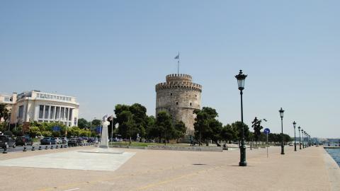 Η παραλία στη θεσσαλονικη ο Λευκός Πύργος το άγαλμα του ναυάρχου Βότση και το κτήριο της Εταιρείας Μακεδονικών Σπουδών