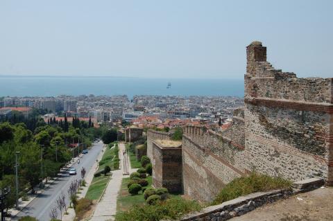 Η θέα προς την πόλη και τον Θερμαϊκό από τα Κάστρα θεσσαλονικη αξιοθεατα