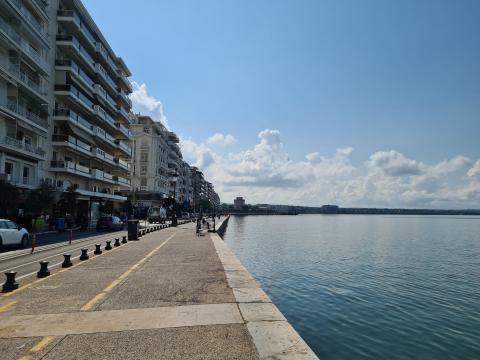 Η παραλία της Θεσσαλονίκης και στο βάθος ο Λευκός Πύργος