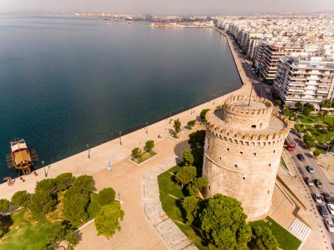 Αεροφωτογραφία με το Λευκό Πύργο την παραλία της Θεσσαλονίκης και ένα τμήμα της πόλης θεσσαλονικη αξιοθεατα