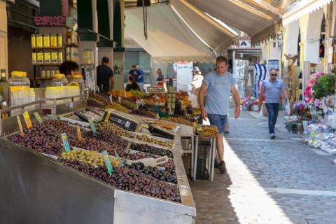 Μαγαζί που πουλάει ελιές στην κεντρική αγορά Καπάνι στη Θεσσαλονίκη