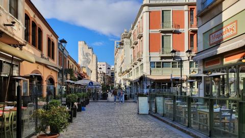 Πεζόδρομος περιοχή της θεσσαλονικης λαδαδικα ταβερνεσ σε κάθε γωνιά του δρόμου