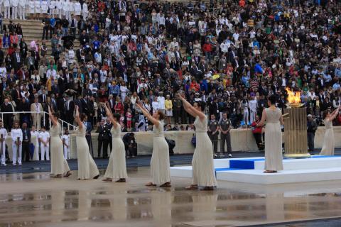 Τελετή παράδοσης της Ολυμπιακής Φλόγας από τις ιέριες της Ολυμπίας στο καλλιμάρμαρο