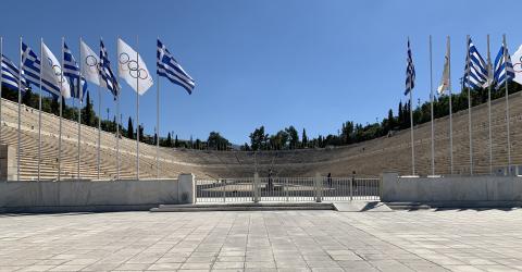 Ελληνικές και Ολυμπιακές σημαίες στο μπροστινό μέρος του παναθηναϊκού σταδιου (καλλιμάρμαρο)