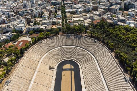 Αεροφωτογραφία τμήματος του παναθηναϊκού σταδιου (καλλιμάρμαρο) στην Αθηνα, η βάστηση και οι πολυκατοικίες που το περιβάλλουν