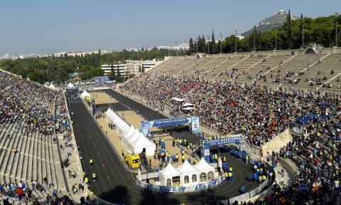 Το καλλιμάρμαρο γεμάτο κόσμο που περιμένει τον τερματισμό του Κλασικού Μαραθωνίου της Αθήνας