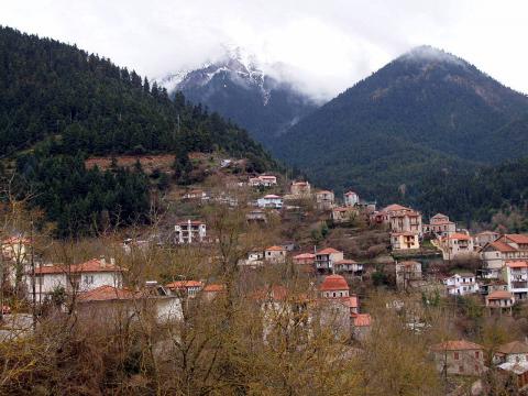 Το μεγαλο χωριο καρπενησι, χειμωνιάτικη φωτογραφία με το χεινισμένο βουνό στο φόντο