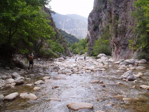 Άνθρωποι διασχίζουν τον ποταμό στο φαράγγι παντα βρεχει καρπενησι