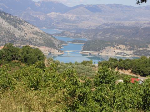 λιμνη κρεμαστων πανοραμική φωτογραφία και η λίμνη Τατάρνα