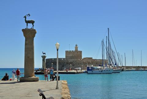 Η είσοδος στο Μανδράκι το Παλιό Λιμάνι στη Ρόδο και στο βάθος το φρούριο του Αγίου Νικολάου ροδοσ χαρτησ