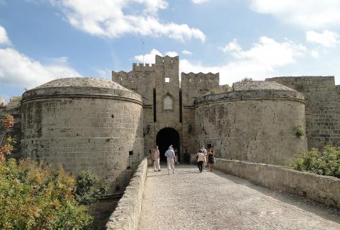 Η Πύλη d'Amboise στα τείχη της παλιάς πολης στη ροδοσ παλια πολη πήρε το όνομάτης από τον 41 Μεγάλο Μάγιστρο τβν Ιωαννιτών Ιπποτών