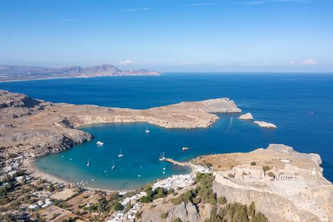 Αεροφωτογραφία του κάστρου και του κόλπου της Λίνδου ροδοσ χαρτησ