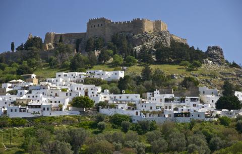 Τα λευκά παραδοσιακά σπίτια της Λίνδου σκαρφαλωμένα στο λόφο, κάτω από το κάστρο που δεσπόζει στην κορυφή