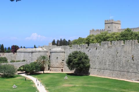 Περίπατος σε μονοπάτι έξω από τα τείχη της ροδοσ παλια πολη