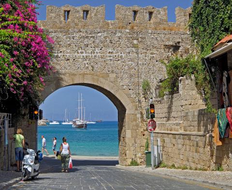 Η πύλη της Παναγίας (virgin's gate rhodes) και στο βάθος το λιμάνι της ρόδος αξιοθέατα