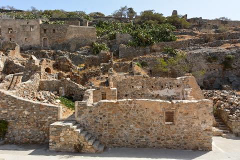 σΣκάλες και ερείπωμένα κτίσματα στη spinaloga το νησί των λεπρών στην Κρήτη