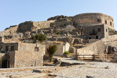 spinaloga  Το φρούριο και πετρινα σπίτια στη Σπιναλόγκα