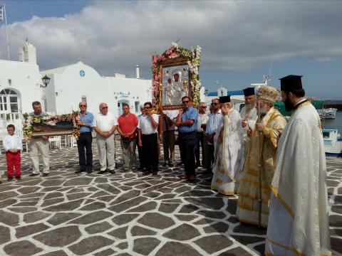 Λιτανεία της εικόνας της Παναγίας στο λιμάνι της Νάουσας παροσ αντιπαροσ