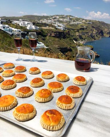 Πασχαλινά μελιτίνια, κρασί και στο φόντο η καλντέρα στη Σαντορίνη