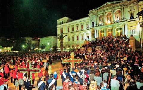 Πάσχα στη Σύρο κοσμος περιμένει τους επιτάφιους στην Πλατεία Μιαούλη