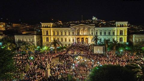 Πλήθος κόσμου στην Πλατεία Μιαούλη στην μεταφορά των επιταφίων τη Μεγάλη Παρασκευή Πάσχα στη Σύρο