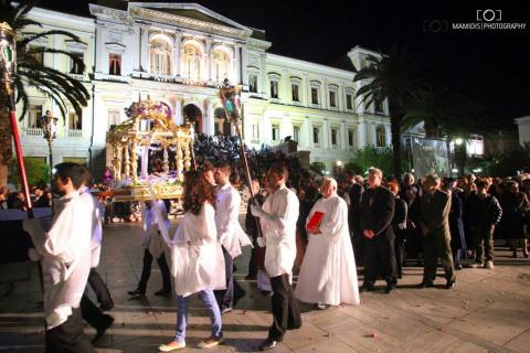 Η μεταφορά του Καθολικού επιταφίου στην πλατεία μιαούλη Πάσχα στη Σύρο