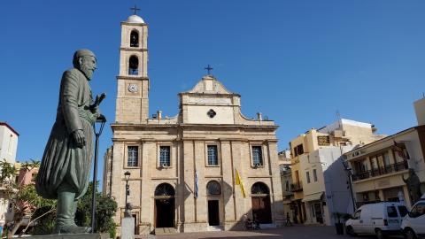 Η πρόσοψή του καθεδρικού ναού των Χανίων (Παναγία Τριμάρτυρη) με το άγαλμα κρητικού ζωσμένου με άρματα  χανια αξιοθεατα