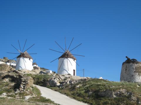 Οι ανεμόμυλοι στην Ίου ξενοδοχεια ιοσ χωρα