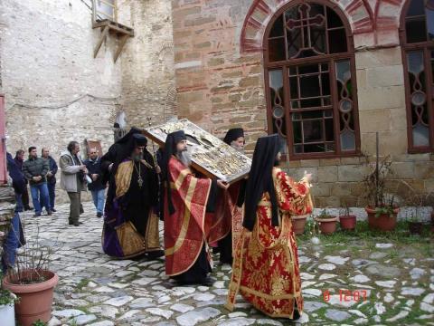 Περιφορά της εικόνας γύρω από το καθολικό από ιερομόναχους αγιο οροσ επισκεψη